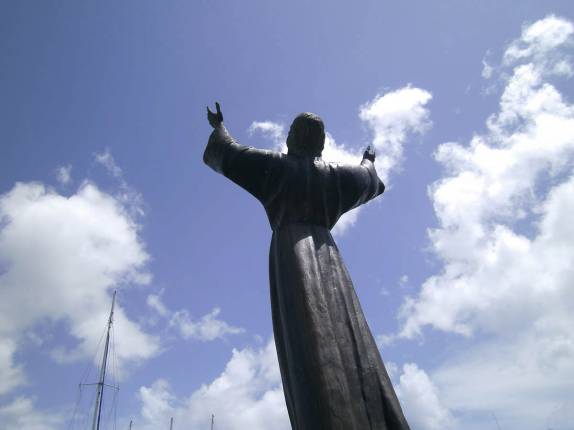 Estátua saúda os barcos aportados na Carenage, a baía onde está St. George's, capital de Granada